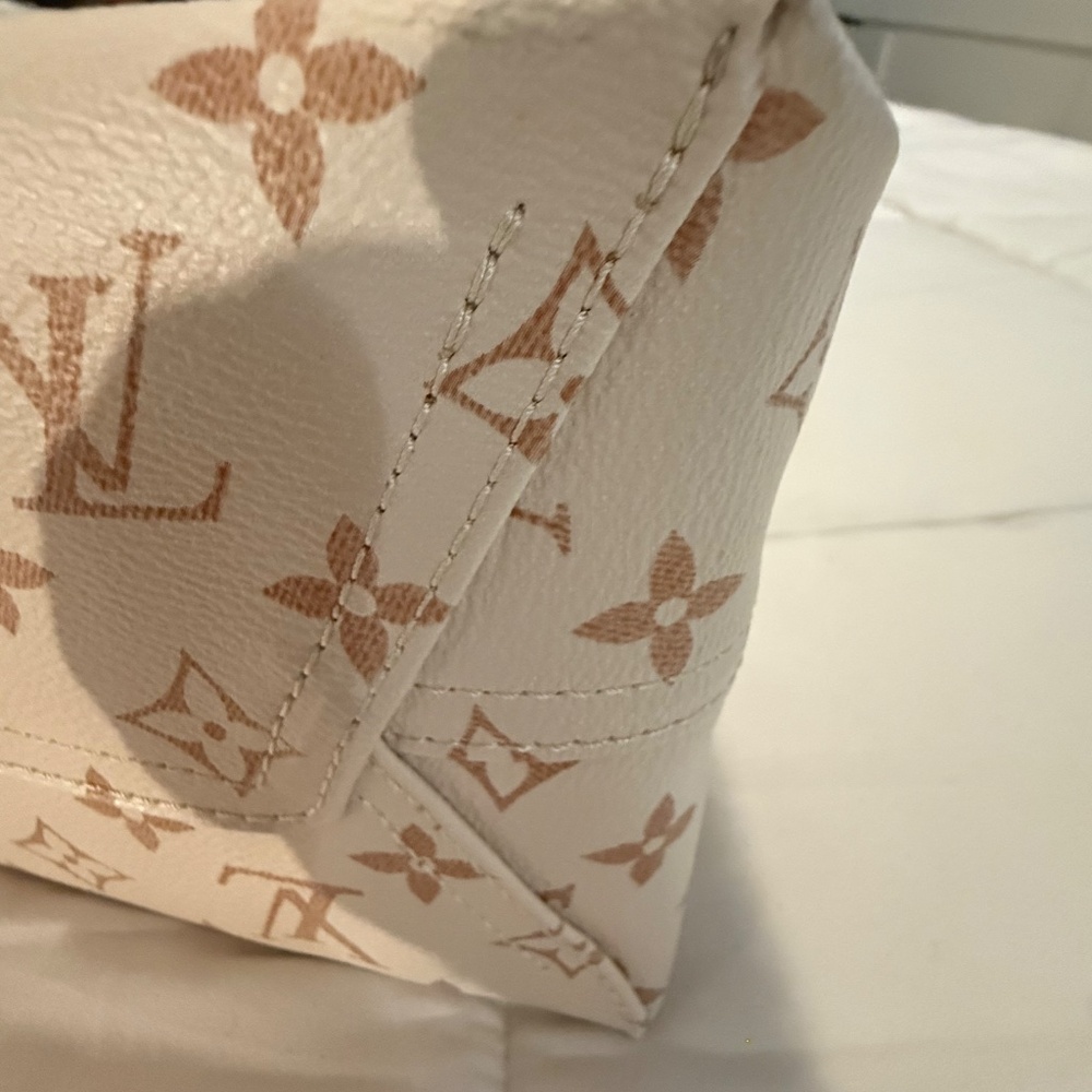 Louis Vuitton - Picture 8 of 15